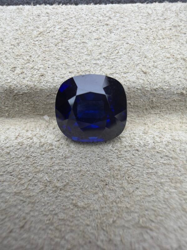 5.60ct Natural Blue Sapphire (H)